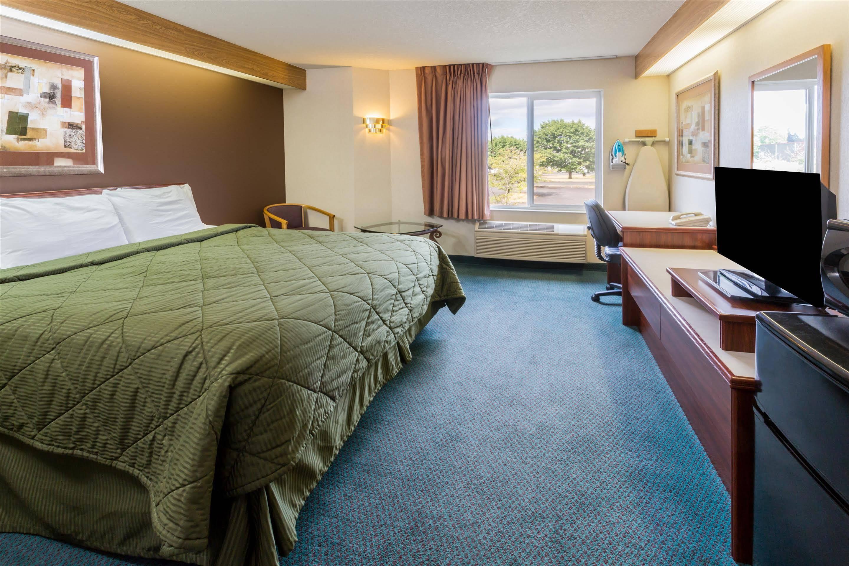 Days Inn By Wyndham Portland East Esterno foto